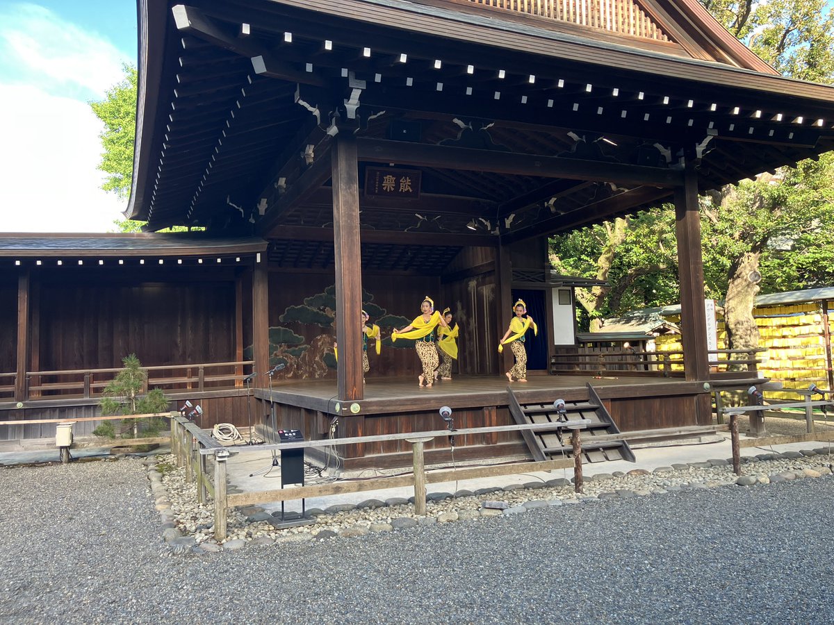 みたままつり
靖國は何度かきたことあるが、まつりは初めて。
やはりここの風は不思議な感じ。
おみくじ小吉、待ち人来るだけ覚えておこう。
不思議なジャワ舞踊やってる、ここも多様性かなぁ。
#靖國神社 #みたままつり