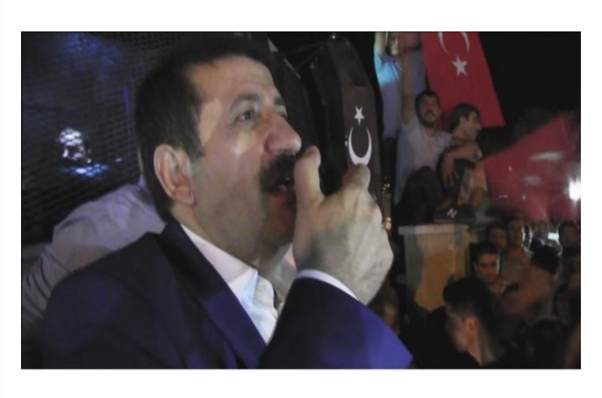 Darbe girişiminin ilk dakikalarından itibaren adeta kentteki seferberliğe öncülük etti.

Konuşmalarıyla vatandaşlara moral verdi. 

Bazıları gidişata göre tavır almayı beklerken, Canını hiçe sayıp meydanlara ilk çıkan oydu. 

Selam olsun yiğit insanlara. <a href="/MehmetEkinci63/">Mehmet EKİNCİ 🇹🇷</a> 👏