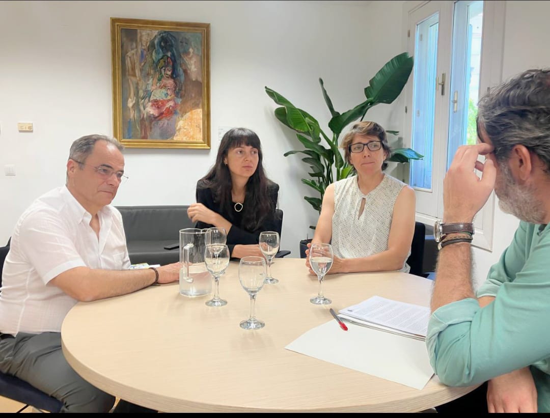 🔵Presentación del proyecto “8000 sin barreras” al Secretario de Estado 

👉🏼María Merino, directora técnica de Fundación Miradas, acompañó a la alpinista Vanessa Almeida en la presentación del proyecto 8000 sin barreras al Secretario de Estado, Don Rubén Pérez Correa.