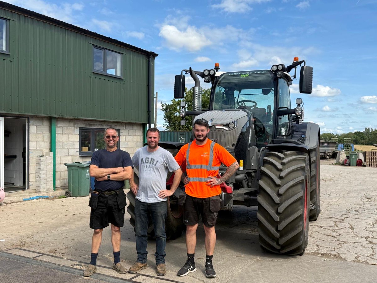 The lads love it when farmers ask them for a photo before they head off to the next job 🤨😅