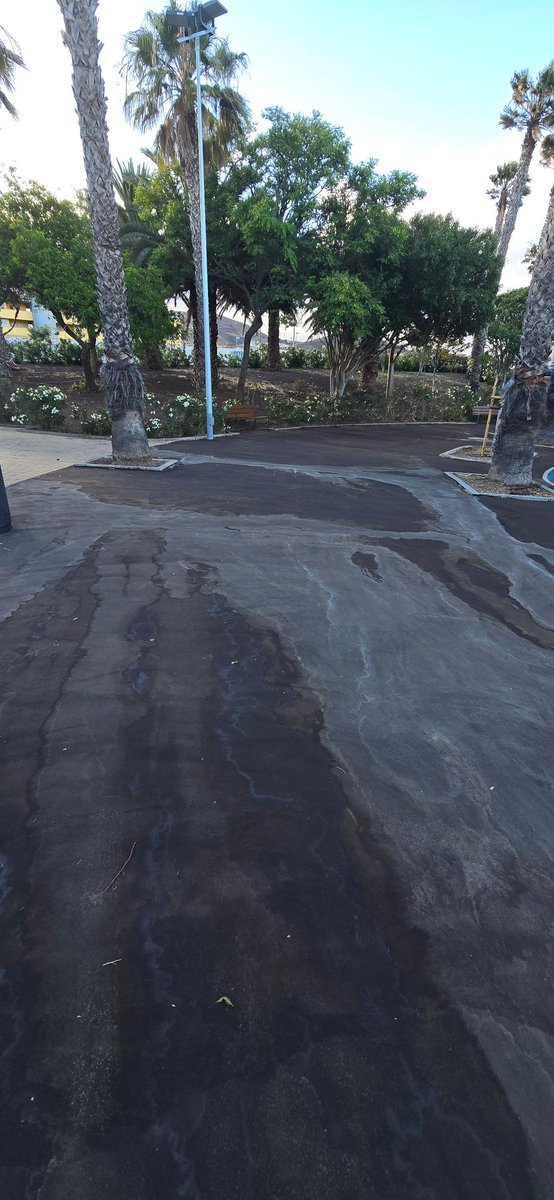 Patryhhtf's tweet photo. @santacruz_ayto Así de "bonito y bien" está el recién inaugurado parque infantil en el parque de la Cruz en el Sobradillo. Han quitado bancos en los accesos, prohibido perros en el parque sin ofrecer alternativas como un parque de perros cercano y dejado unos acabados lamentables https://t.co/ECPTOzOzWi