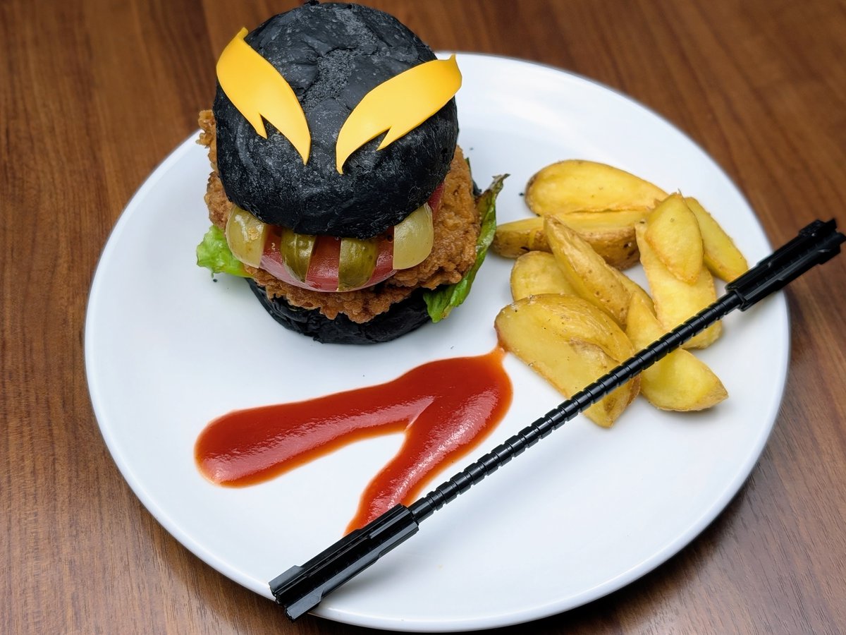 kaijusakaba's tweet image. ＃怪獣酒場
新登場グランドメニュー紹介

ウルトラマンベリアル
「暗黒のチキンバーガー」

邪悪な力から生まれたチキンバーガーはパワフルなスペシャルディッシュ

ホームページでは他のメニューも掲載してます
kaiju-sakaba.com/shop_shinbashi/