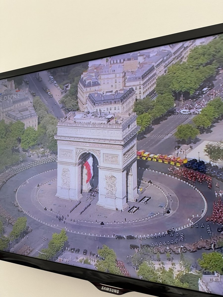 mihonog's tweet image. 今まで何度もフランスに来ているけれど、革命記念日のシャンゼリゼの軍事パレードを観るのは今回が初めて(TV越しだけど)。
軍隊の功労をここまで堂々と、国家レベルで称える文化はさすが戦勝国だわ🇫🇷
#フランス革命記念日
#le14juillet
#パリ祭