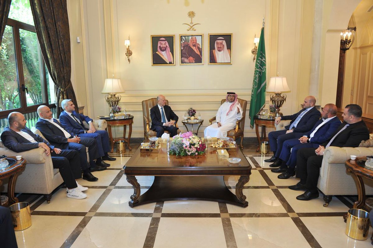 Ashraf_Rifi's tweet image. لقاء جمع أمس سفير المملكة العربية السعودية لدى لبنان وليد البخاري مع النائب اللواء أشرف ريفي، ورئيس وأعضاء مجلس بلدية طرابلس في دارة السفير في اليرزة.
كانت مناسبة هامة للتأكيد على المحبة الأخوية التي يحملها سعادة السفير والمملكة العربية السعودية للبنان بشكل عام ولطرابلس بشكل خاص.