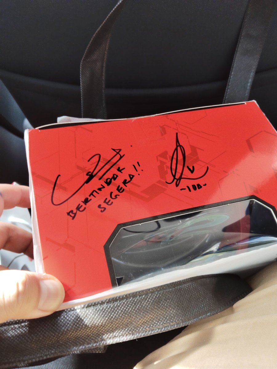 Manis-manis daripada Tuan Usamah, selepas pertemuan bersemuka antara kami hari ini. 

Siap ada tanda tangan pelakon suara Ejen Ali, Cik Ida. 😁

Cik Ida tengah baca Novel Nirnama jugak. Fuh. 🔥🔥🔥

Alhamdulillah!
😁😁😁