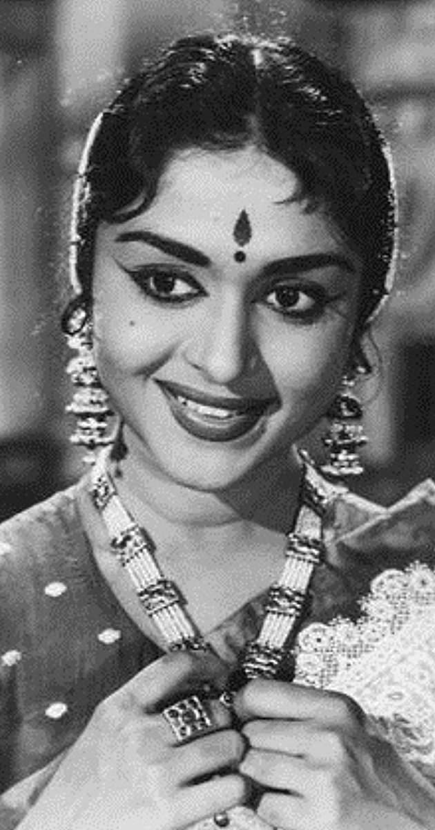 RojaSelvamaniRK's tweet image. దక్షిణ భారత సినీ పరిశ్రమలో చిరస్మరణీయ పాత్రలు పోషించిన దిగ్గజ నటి శ్రీ బి. సరోజా దేవి గారు శివైక్యం చెందారని తెలిసి చింతిస్తూ వారికి ఘన నివాళి. తెలుగు, తమిళ, కన్నడ, హిందీ చిత్రాల్లో ఆమె నటన సినీ అభిమానుల హృదయాల్లో ఎప్పటికీ నిలిచిపోతుంది. ఓ మహానటి ఈ లోకాన్ని విడిచారు,
ఓం శాంతి🙏…