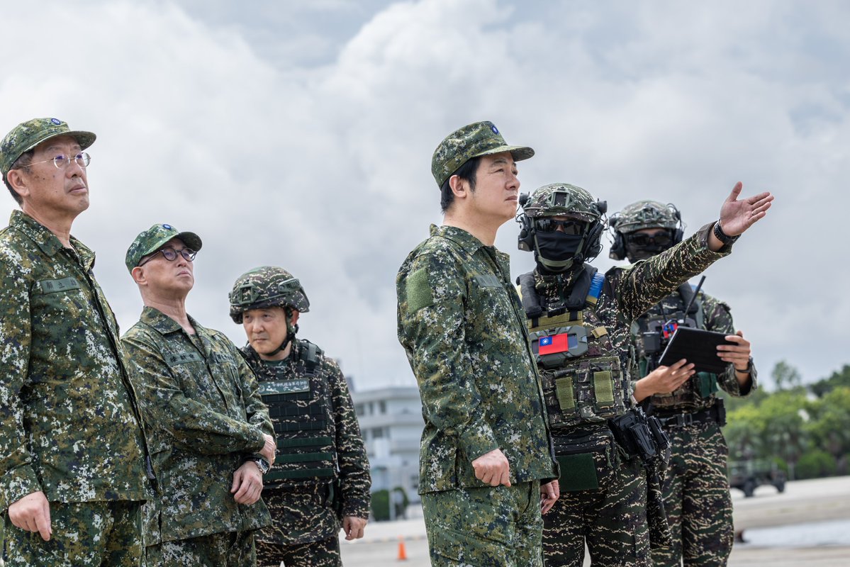 ChingteLai's tweet image. In today’s #HanKuang exercises, I observed our naval mine-laying drills, made swift & effective by our 4 indigenous minelayers & advanced automated systems. Grateful to our service members for showcasing how #Taiwan uses asymmetric capabilities to defend democracy.