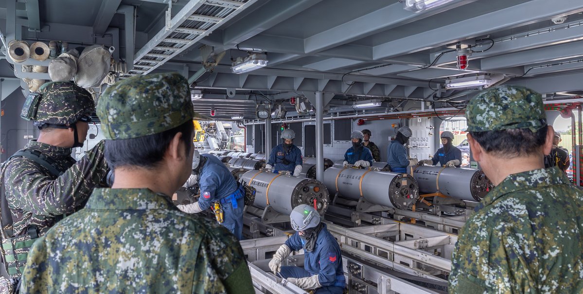 ChingteLai's tweet image. In today’s #HanKuang exercises, I observed our naval mine-laying drills, made swift & effective by our 4 indigenous minelayers & advanced automated systems. Grateful to our service members for showcasing how #Taiwan uses asymmetric capabilities to defend democracy.