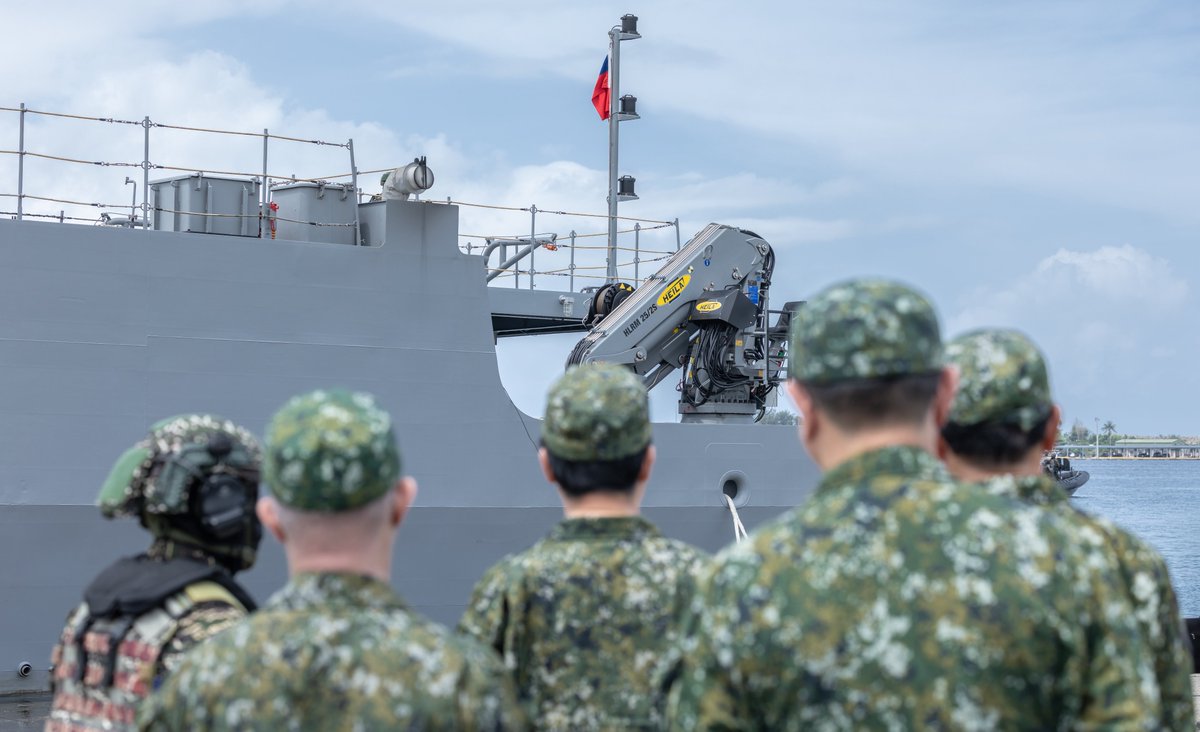 ChingteLai's tweet image. In today’s #HanKuang exercises, I observed our naval mine-laying drills, made swift & effective by our 4 indigenous minelayers & advanced automated systems. Grateful to our service members for showcasing how #Taiwan uses asymmetric capabilities to defend democracy.