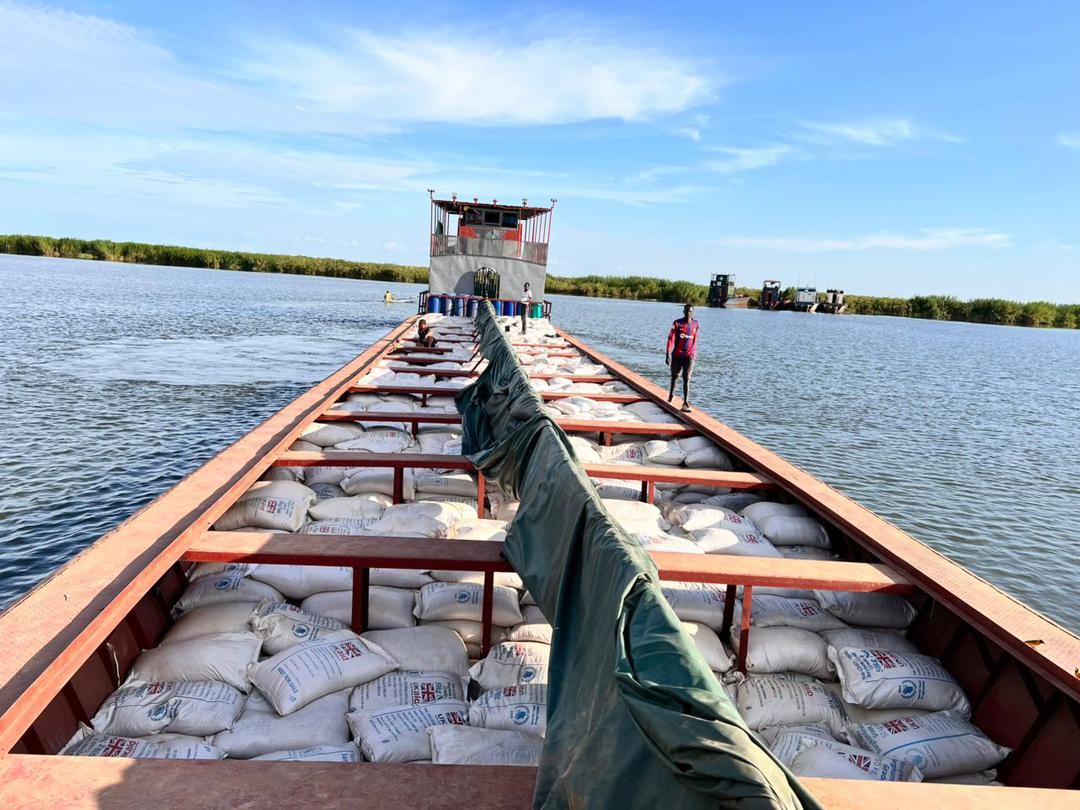 WFP_SouthSudan's tweet image. Loading is underway at Manga port📦🚢
After months of river closures due to insecurity, @WFP barges from Bor will soon join boats loaded with cereals in Manga.
The flotilla will head to Malakal, delivering food assistance to families cut off by conflict.
#SouthSudan