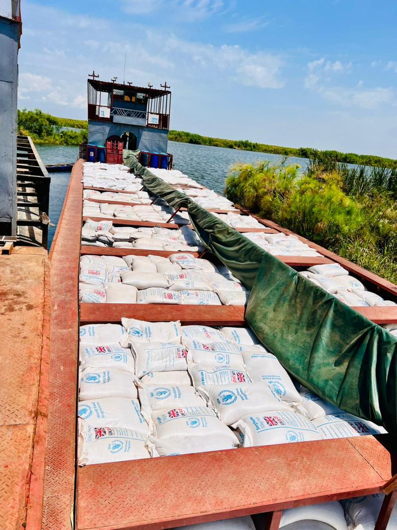 WFP_SouthSudan's tweet image. Loading is underway at Manga port📦🚢
After months of river closures due to insecurity, @WFP barges from Bor will soon join boats loaded with cereals in Manga.
The flotilla will head to Malakal, delivering food assistance to families cut off by conflict.
#SouthSudan