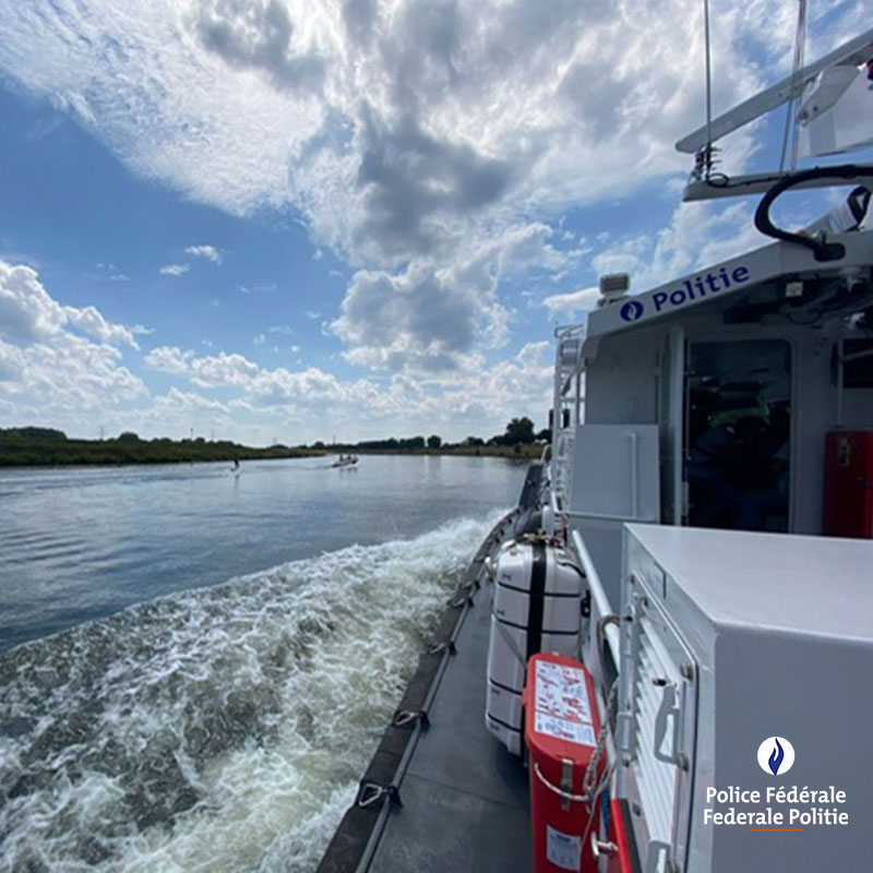 policefederale's tweet photo. Par ce beau temps, la Police de la Navigation a contrôlé 11 bateaux aux Maasplassen avec l’IBPT &amp; le @spfmobilite . Résultat : 10 PV pour équipement incomplet, absence de permis ou radio non conforme. 🚤

#SPN #PolicedelaNavigation #Sécurité #controles #boat #policeboat https://t.co/sXRl3auNOj