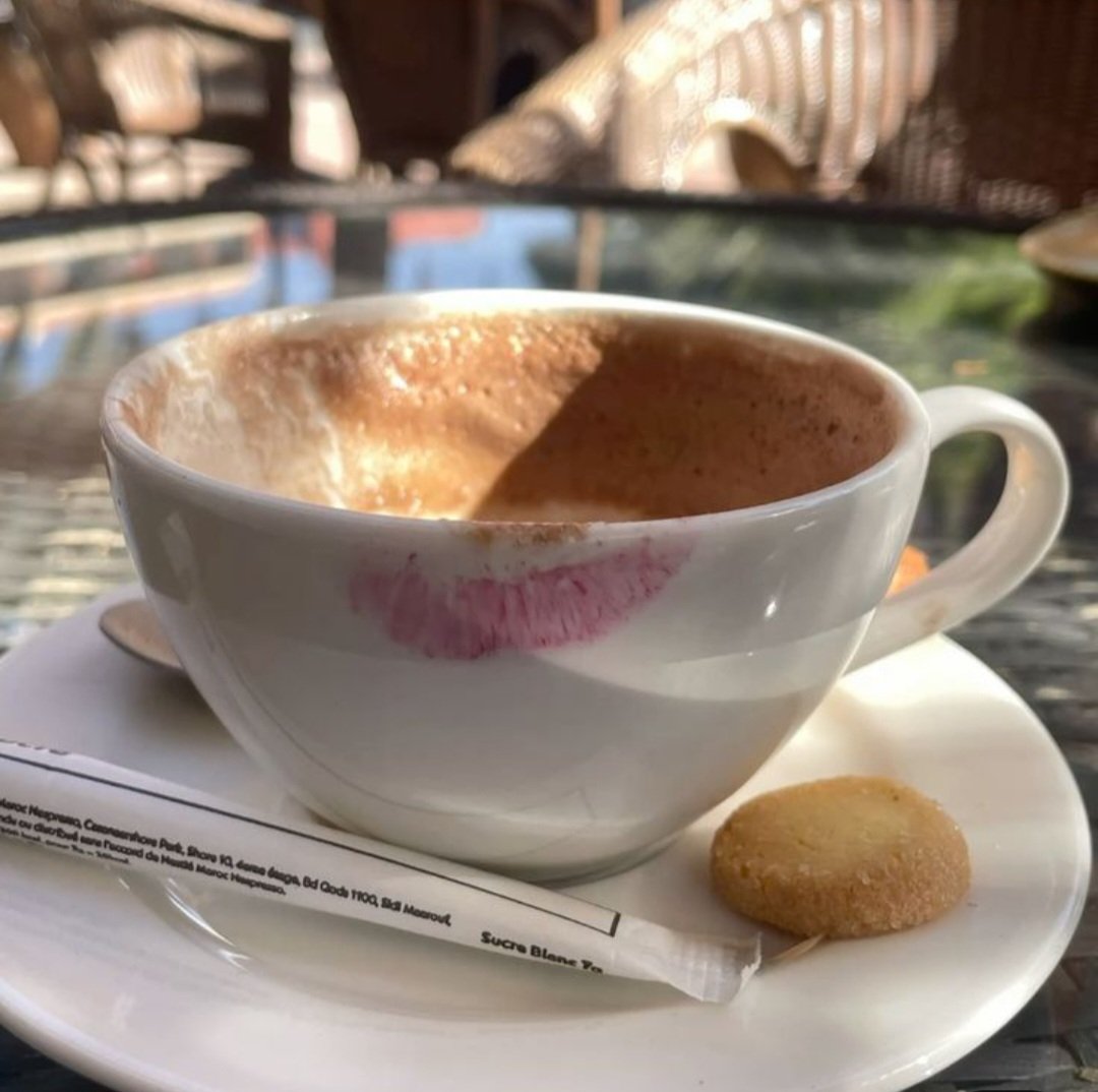 👏👏👏👏👏
تو 
باچشمانی که 
میان قهوه و
              عسل مردد است 
به آسمان نگاه میکنی
من،
به چشمان تو
تو، فقط آسمان را داری
من، اما
آسمان را
        قهوه را
         و عسل را با هم

به من نگاه کن
به هرسه 
     و به تو 
           معتادم

#علی_اطیابی