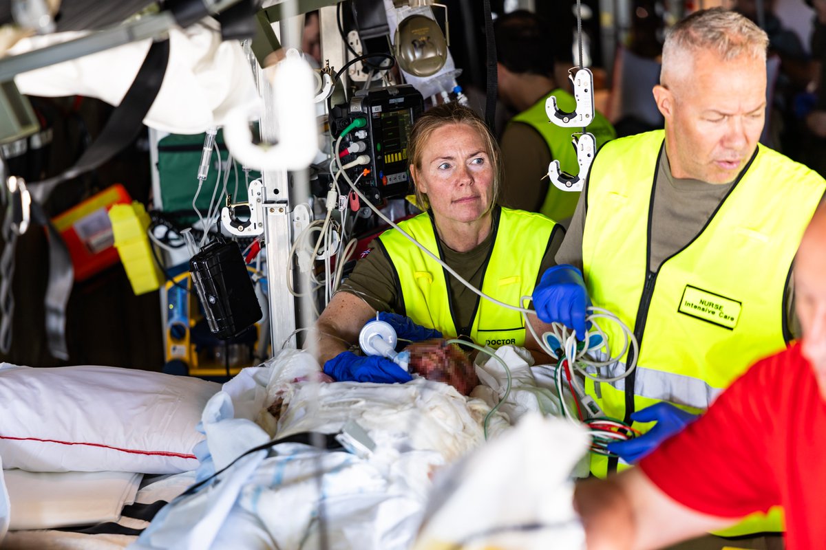 Forsvarsdep's tweet photo. 🇳🇴✈️ This summer, for the first time, Norway transported intensive care patients from Ukraine on ventilators using the C-130J Hercules aircraft  – in this case, two young burn victims🏥

Strategic aeromedical evacuation is a 24/7 capability within the Norwegian Armed Forces Medical Services. 

This resource routinely carries out evacuations of Ukrainian patients, and has so far transported over 3,500 patients and accompanying family members. 

By relocating patients and their families to hospitals across Europe, Norway helps relieve pressure on Ukraine’s healthcare system – giving more people access to life-saving treatment.

Many suffer from serious or life-threatening conditions – including cancer, major amputations, head injuries, thoracic and abdominal trauma, sepsis, and severe burns.

Two aircraft types are used in these missions: the Royal Norwegian Air Force’s C-130J Hercules and a Boeing 737-700 operated by SAS. Both are flexible platforms that can be fitted with stretchers, seating, monitoring equipment, medication pumps, and ventilators.
