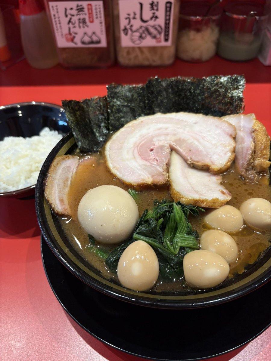 家系ラーメン とらきち家@平塚

・チャーシュー麺【柔・普・普】
・焼き豚バラチャーシュー
・味玉
・うずら
・半ライス

本日は移転後、初訪🐯とらきち家さんへ行って参りました🚙💨
涼しくて清潔感ある店内😇
快適にラーメンを頂くことが出来ました🎶
🍜🥩🥚美味しかったです😋👍
ご馳走様でした🙏