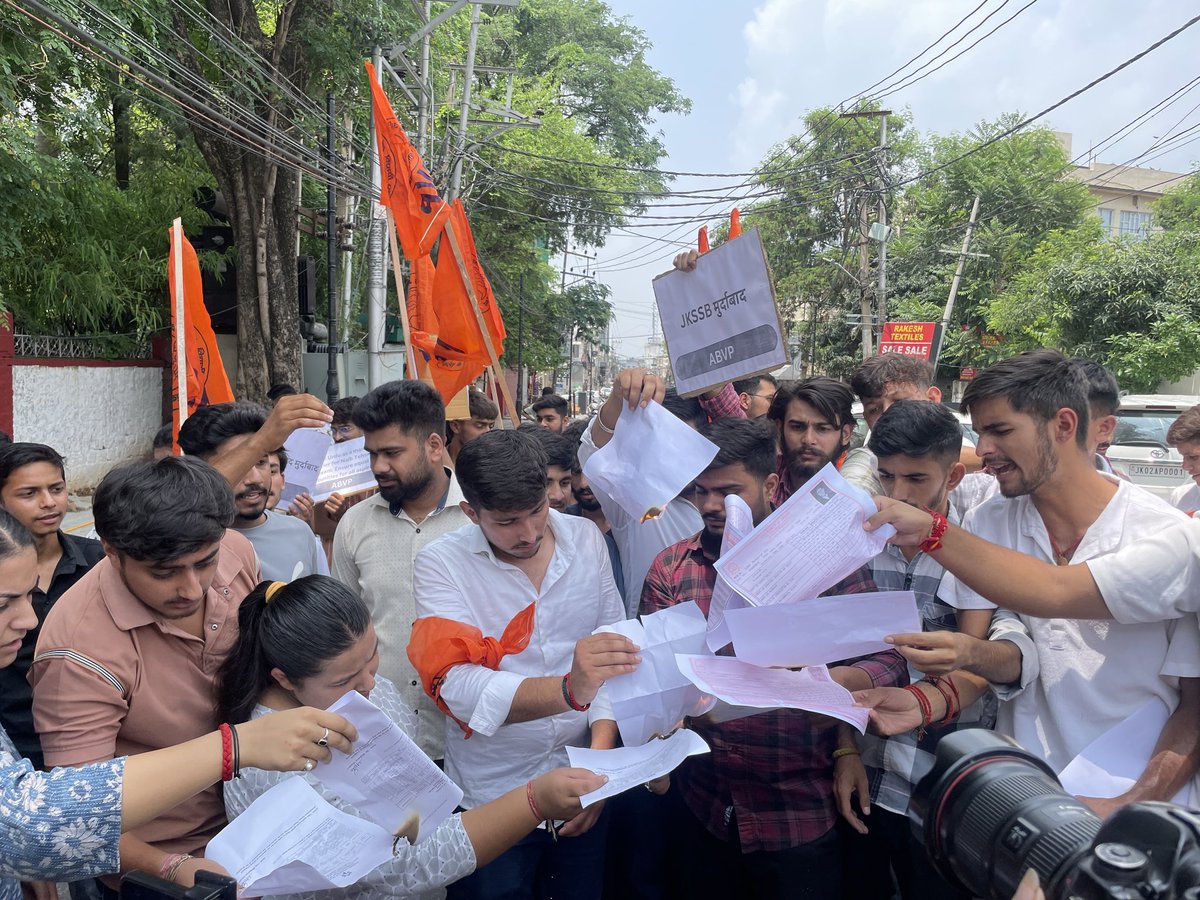 अभाविप जम्मू-कश्मीर ने नायब तहसीलदार भर्ती में उर्दू को अनिवार्य करने के विरोध में ज़बरदस्त प्रदर्शन किया। छात्रों ने इसे युवाओं के अधिकारों का हनन बताते हुए अपनी डिग्रियाँ जलाकर मुख्यमंत्री आवास का घेराव किया।
#ABVP