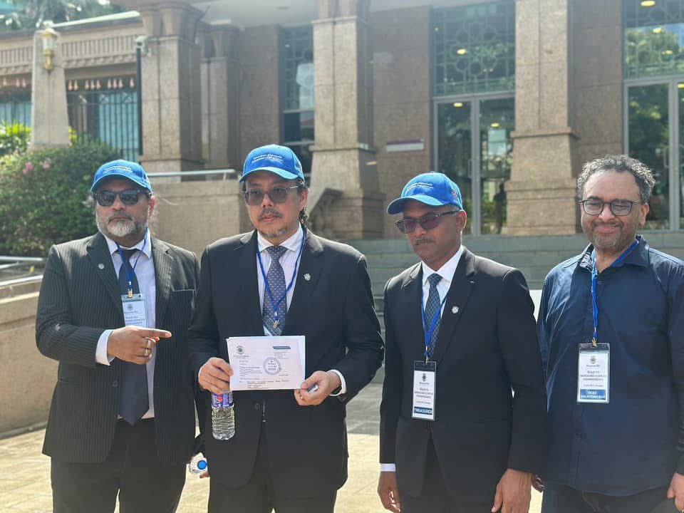 abuhafiz1's tweet image. Amalan negara demokrasi, hormati segala perbezaan yg ada. Perarakan BAR Council diterima baik oleh PMO & PMX arahkan santuni mereka dgn air minuman serta aiskrim kepada para peserta. Esok Majlis Raja² akan mula bersidang & kita tunggu.
Kredit gambar: FB Norman Radzuan
