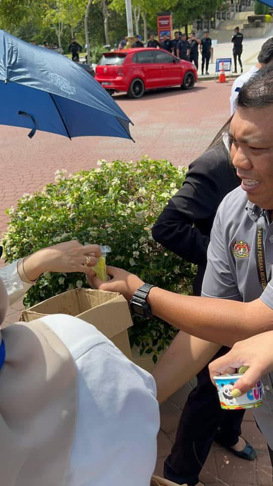 abuhafiz1's tweet image. Amalan negara demokrasi, hormati segala perbezaan yg ada. Perarakan BAR Council diterima baik oleh PMO & PMX arahkan santuni mereka dgn air minuman serta aiskrim kepada para peserta. Esok Majlis Raja² akan mula bersidang & kita tunggu.
Kredit gambar: FB Norman Radzuan