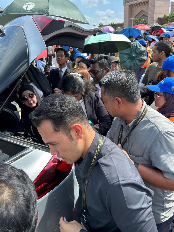 abuhafiz1's tweet image. Amalan negara demokrasi, hormati segala perbezaan yg ada. Perarakan BAR Council diterima baik oleh PMO & PMX arahkan santuni mereka dgn air minuman serta aiskrim kepada para peserta. Esok Majlis Raja² akan mula bersidang & kita tunggu.
Kredit gambar: FB Norman Radzuan