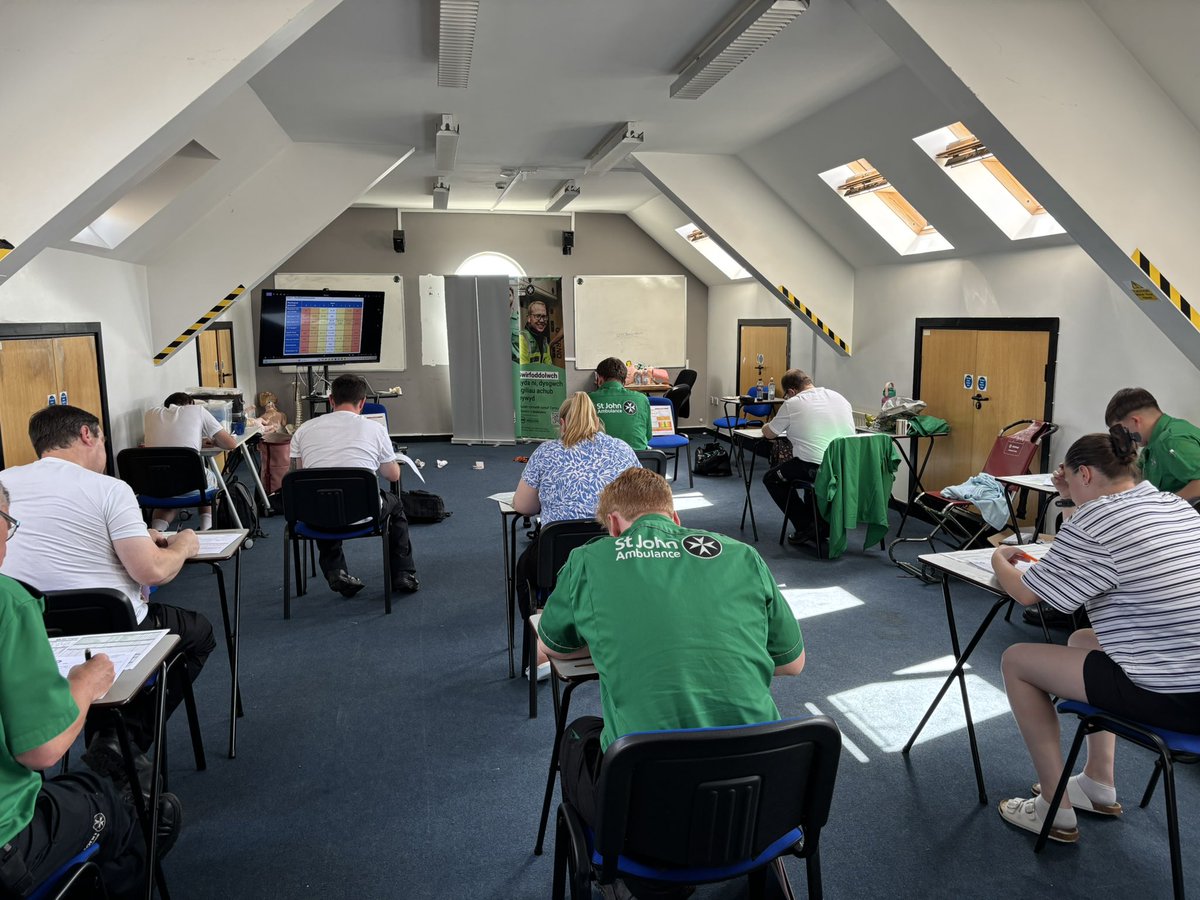 A busy and very warm weekend full of volunteering madness! 
Friday saw the Stereophonic’s live in Cardiff, Saturday was the annual Tycroes Local Aid Twmpath and Sunday I had the pleasure of assisting in the delivery of one of our PTA courses training new Ambulance Crews 💚