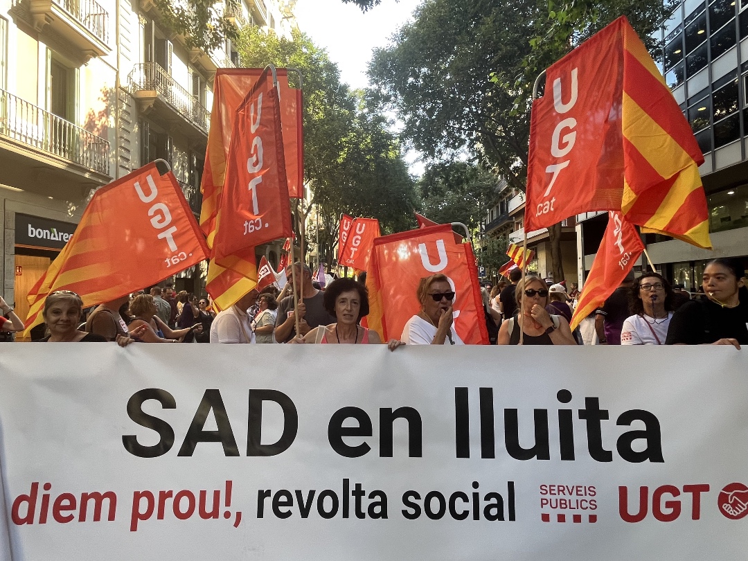 🔴 Les treballadores del SAD ens concentrem davant de Serveis Socials de l’Ajuntament de #Barcelona per dir prou i exigir un conveni digne! Som la #RevoltaSocial. 

#SADenLluita!
