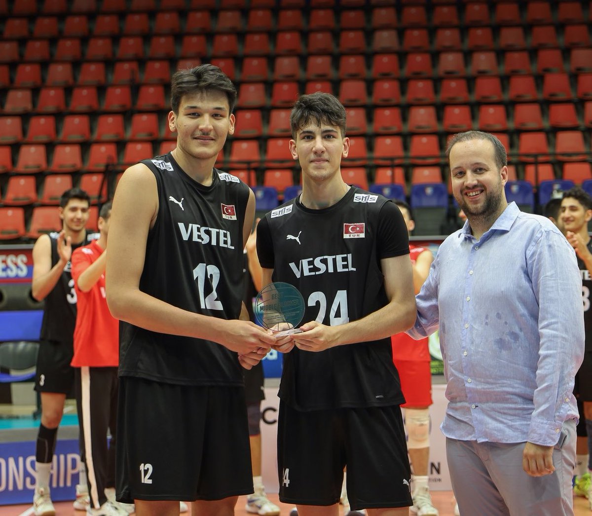 🥲❤️ U19 Balkan Şampiyonu takımımızda En İyi Orta Oyuncu seçilen Abdulvahap Han, ödülünü diğer orta oyuncumuz Kaan Barlak’la paylaştı.