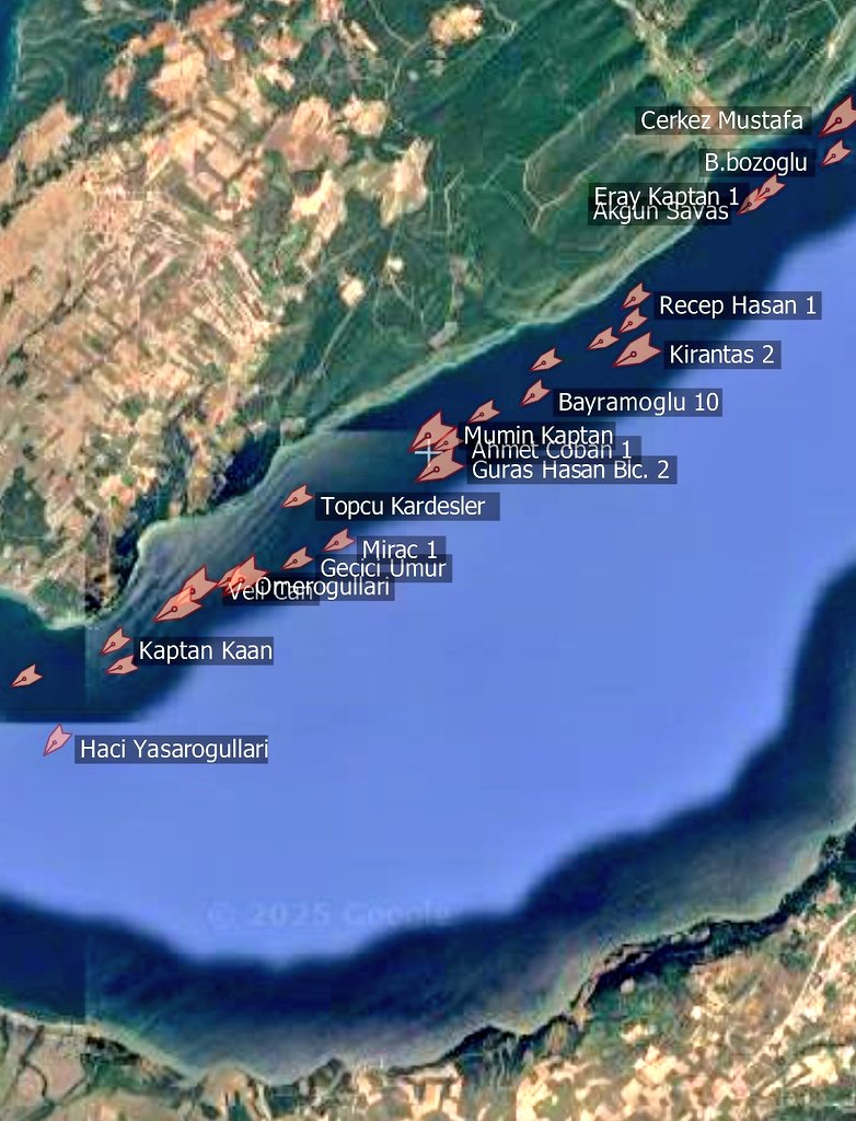 Burası Çanakkale Boğazı. Bu endüstriyel balık avlama gemileri devletin izni ile Ege de uluslararası sularda Trol çekmeye gidiyor.

Balıkların yumurtlama döneminde trol ile avlanmalarına izin vermek doğru değil. Bilim insanları neden susuyorsunuz?