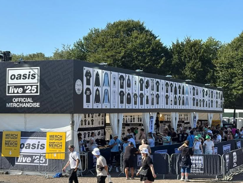 We just love a bit of branding so it was the perfect opportunity to team up with our sister company MODSOL and deliver the merch units for Oasis…..

Cardiff ✅
Heaton Park ✅
Next stop Edinburgh…….

get in touch to discuss future branding opportunities……