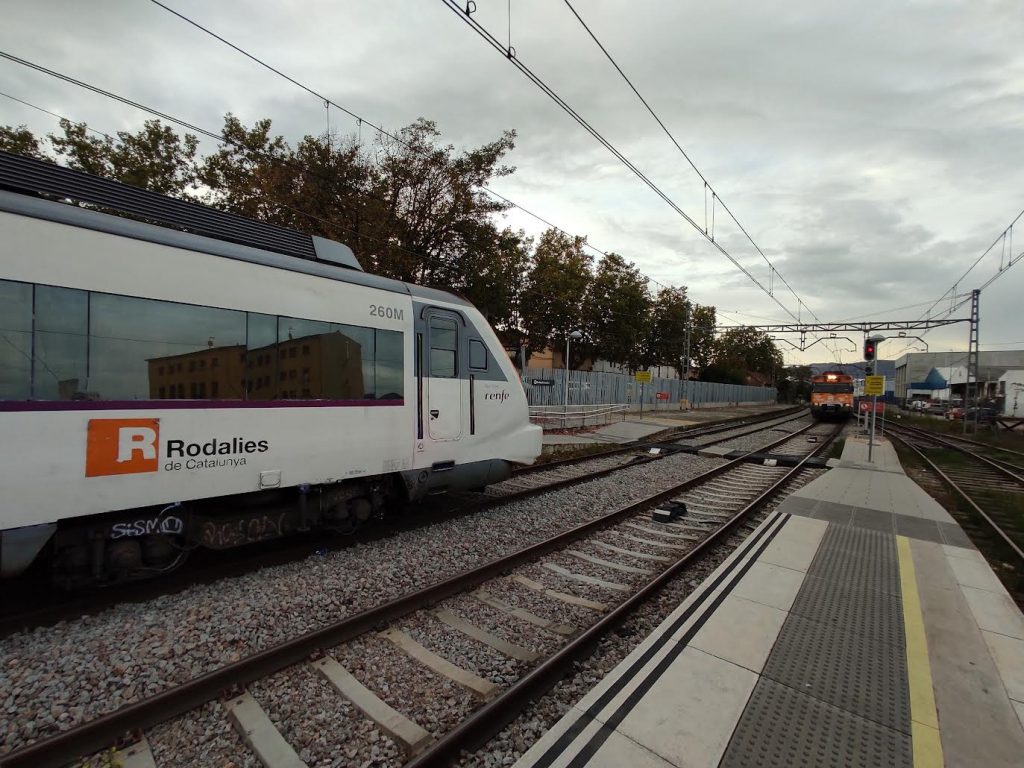 🆕L’Oficina Tècnica de l’R3 actualitza la seva proposta ferroviària per al desenvolupament del corredor de l’R3

Aquest informe pioner i consensuat amb els agents del territori inclou una anàlisi sobre l’estat de les estacions de tren d’Osona

Més info
👉creaccio.cat/documentacio-a…