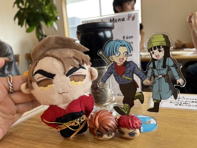 aomushiさんとミツテルさんが高知に来てくれたので3人でご飯食べてきましたaomushiさんが食事のあとで「さっきはお店だったので出さなかったんですけど…」ておもむろにフュージョンワールドのデッキ出してきたのマジで嬉しかった。高知たくさん楽しんで!!