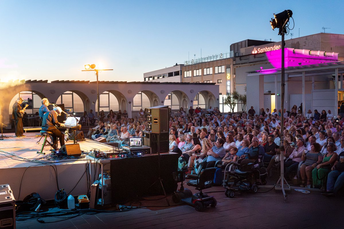 🎶✨ Una noche mágica con Rosillo y Cía en la terraza con el concierto tributo a José Luis Perales 🌙🎤

Con un repertorio que recorrió las canciones más emblemáticas del cantautor —desde ¿Y cómo es él? hasta Un velero llamado libertad— el público vivió una velada inolvidable.