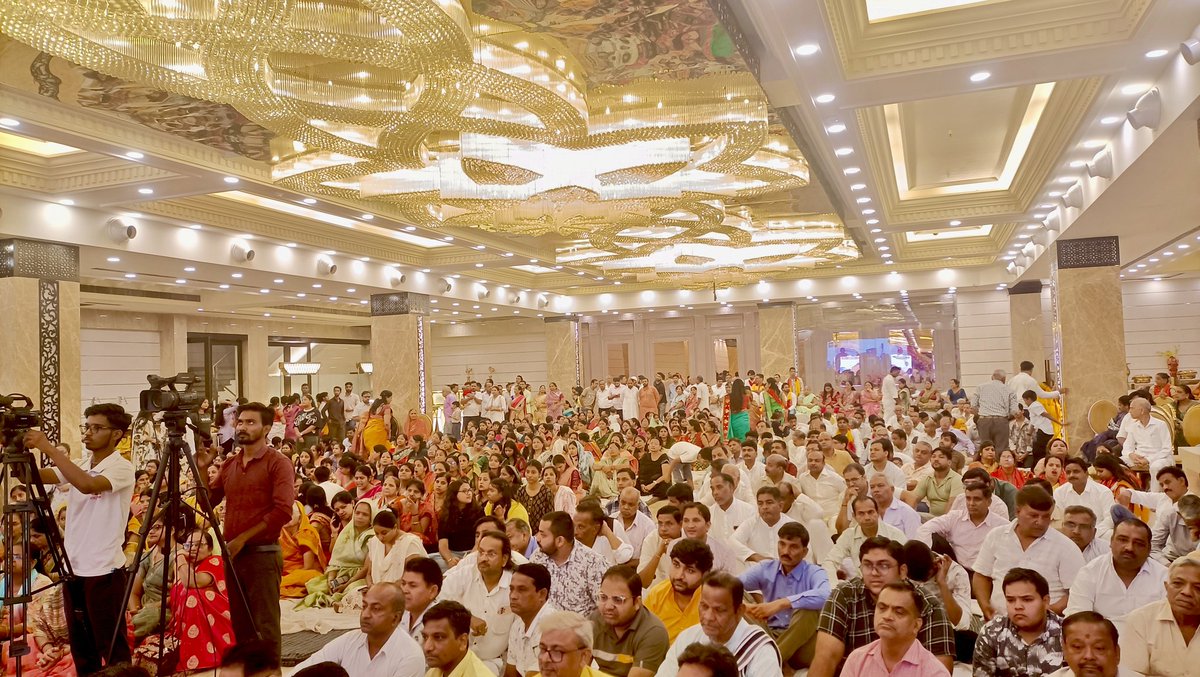 drukchaudhry's tweet image. आज ली डायमंड, यमुना विहार में परम पूज्य युगलमुनि श्री शिवानंद जी व श्री प्रशमानंद जी मुनिराज के पावन चातुर्मास 2025 एवं मंगल कलश स्थापना समारोह के अंतर्गत आयोजित भगवान महावीर अहिंसक पुरस्कार 2025 में शामिल होकर आत्मिक शांति व पुण्य का अनुभव हुआ। 🙏