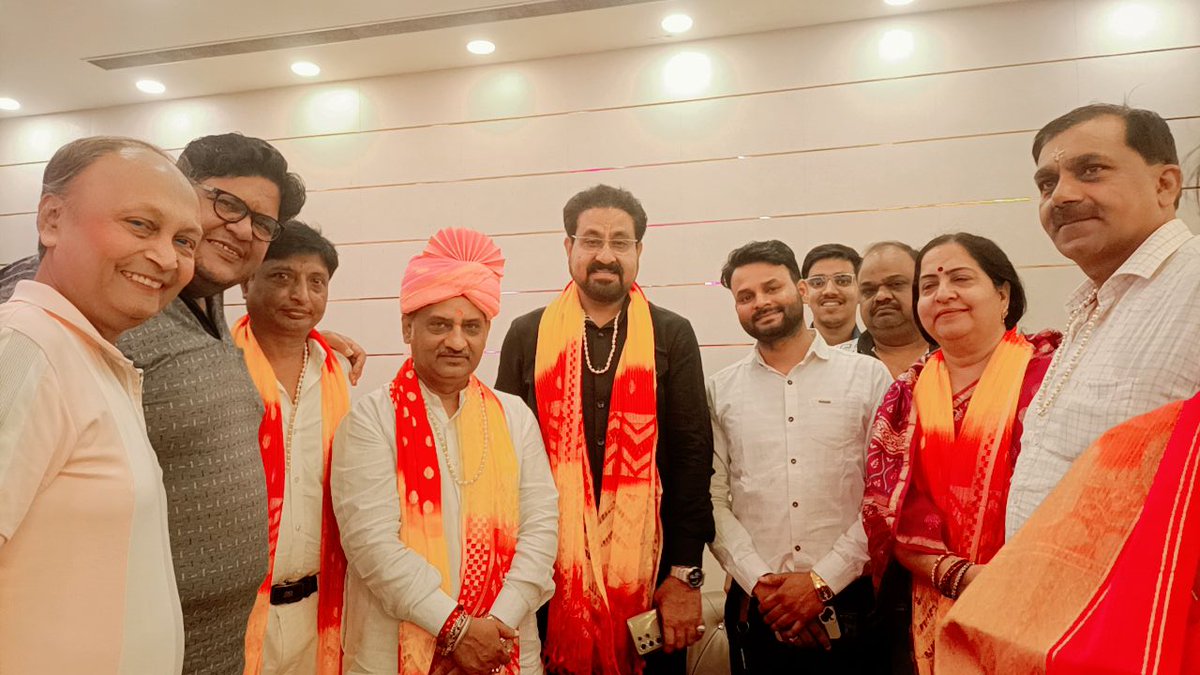 drukchaudhry's tweet image. आज ली डायमंड, यमुना विहार में परम पूज्य युगलमुनि श्री शिवानंद जी व श्री प्रशमानंद जी मुनिराज के पावन चातुर्मास 2025 एवं मंगल कलश स्थापना समारोह के अंतर्गत आयोजित भगवान महावीर अहिंसक पुरस्कार 2025 में शामिल होकर आत्मिक शांति व पुण्य का अनुभव हुआ। 🙏