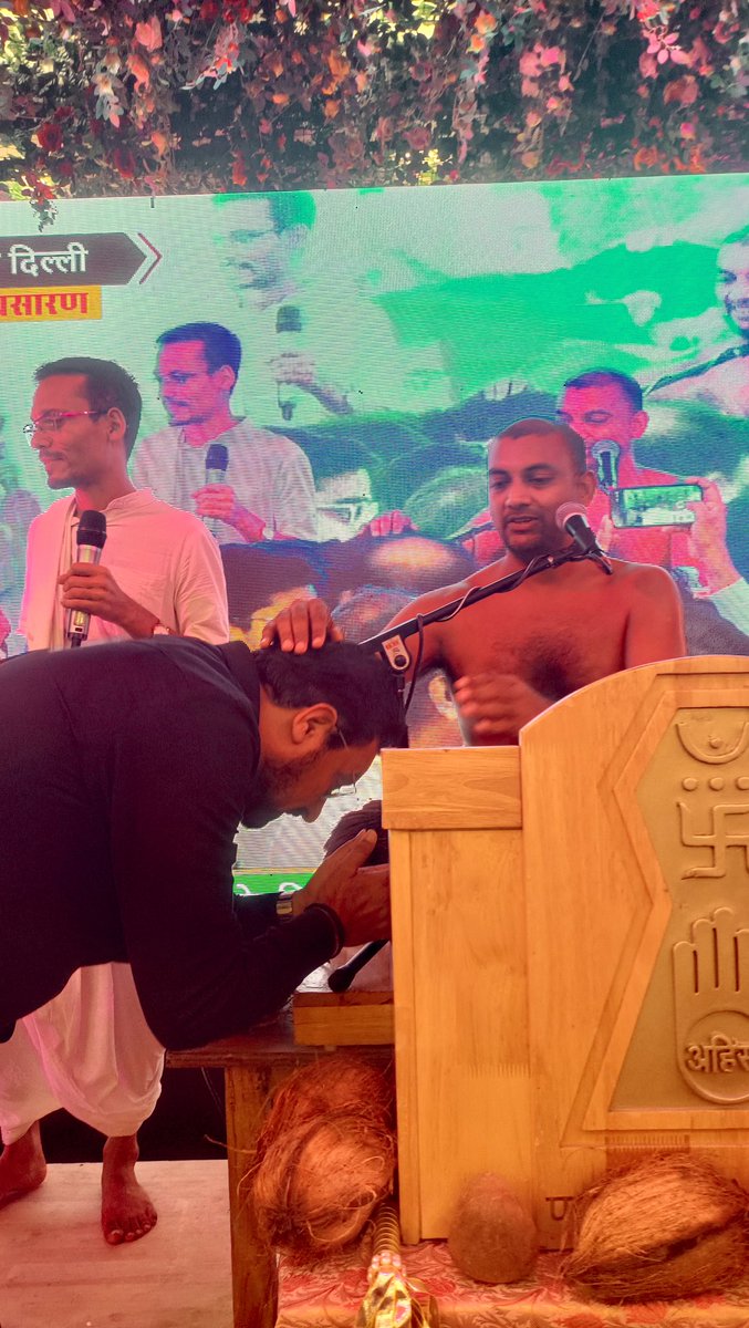 drukchaudhry's tweet image. आज ली डायमंड, यमुना विहार में परम पूज्य युगलमुनि श्री शिवानंद जी व श्री प्रशमानंद जी मुनिराज के पावन चातुर्मास 2025 एवं मंगल कलश स्थापना समारोह के अंतर्गत आयोजित भगवान महावीर अहिंसक पुरस्कार 2025 में शामिल होकर आत्मिक शांति व पुण्य का अनुभव हुआ। 🙏