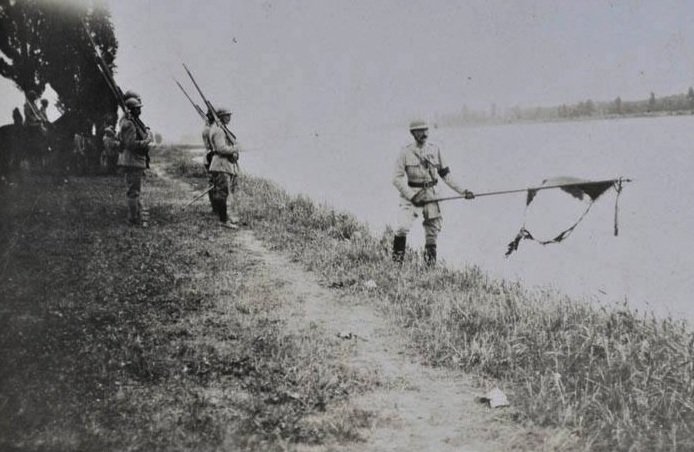 24e_ri's tweet image. 🔥🪖 Le 14 juillet 1919, le Drapeau du @24e_ri flotte sur Paris tandis que le régiment défile, victorieux 🇲🇫
Depuis, il a plusieurs fois arpenté les avenues parisiennes pour commémorer le 14 juillet 🫡
…𝗯𝗼𝗻𝗻𝗲 𝗳ê𝘁𝗲 𝗻𝗮𝘁𝗶𝗼𝗻𝗮𝗹𝗲 à 𝘁𝗼𝘂𝘁𝗲𝘀 𝗲𝘁 à 𝘁𝗼𝘂𝘀❗