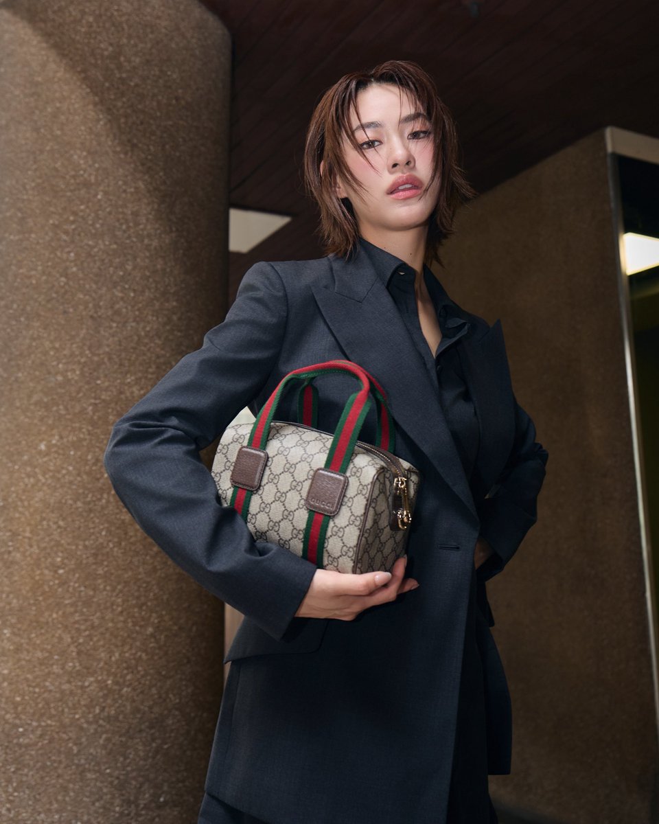 สวยเก๋แบบสุด! เอมี่ ทสร <a href="/emiamily/">เอหมี</a> เสิร์ฟลุคเท่สไตล์มินิมัลที่แมตช์กับกระเป๋า Mini GG จาก <a href="/gucci/">gucci</a> ซึ่งได้แรงบันดาลใจจากกระเป๋าทรงดัฟเฟิลสุดไอคอนิกมาสู่ไซซ์มินิออกมาได้อย่างลงตัว

#ELLEThailand
#Gucci
#GucciMiniGG
#Emiamily