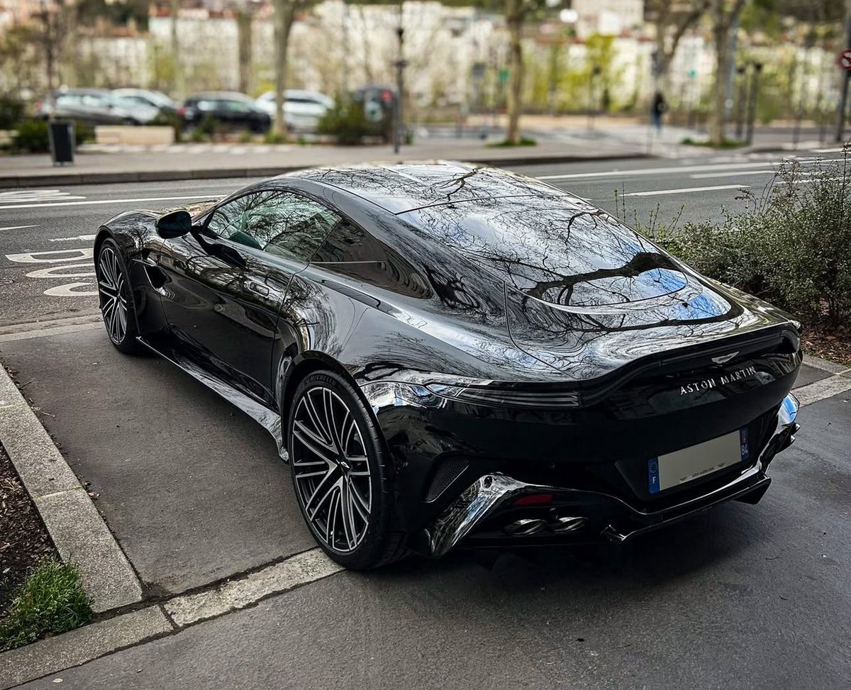 carpxrnpicx's tweet photo. Aston Martin Vantage https://t.co/505A0viTaT