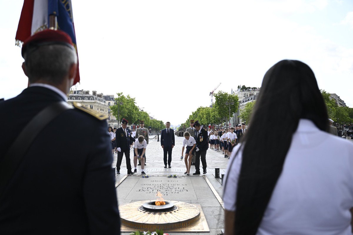 SebLecornu's tweet image. Sous l'Arc de Triomphe, la Flamme de la Nation ne s'éteint jamais.
Allumée par André Maginot le 11 novembre 1923, elle honore le soldat inconnu qui y repose, et à travers lui tous ceux morts pour la France.
Depuis 100 ans, l'association La Flamme sous l'Arc de Triomphe la…