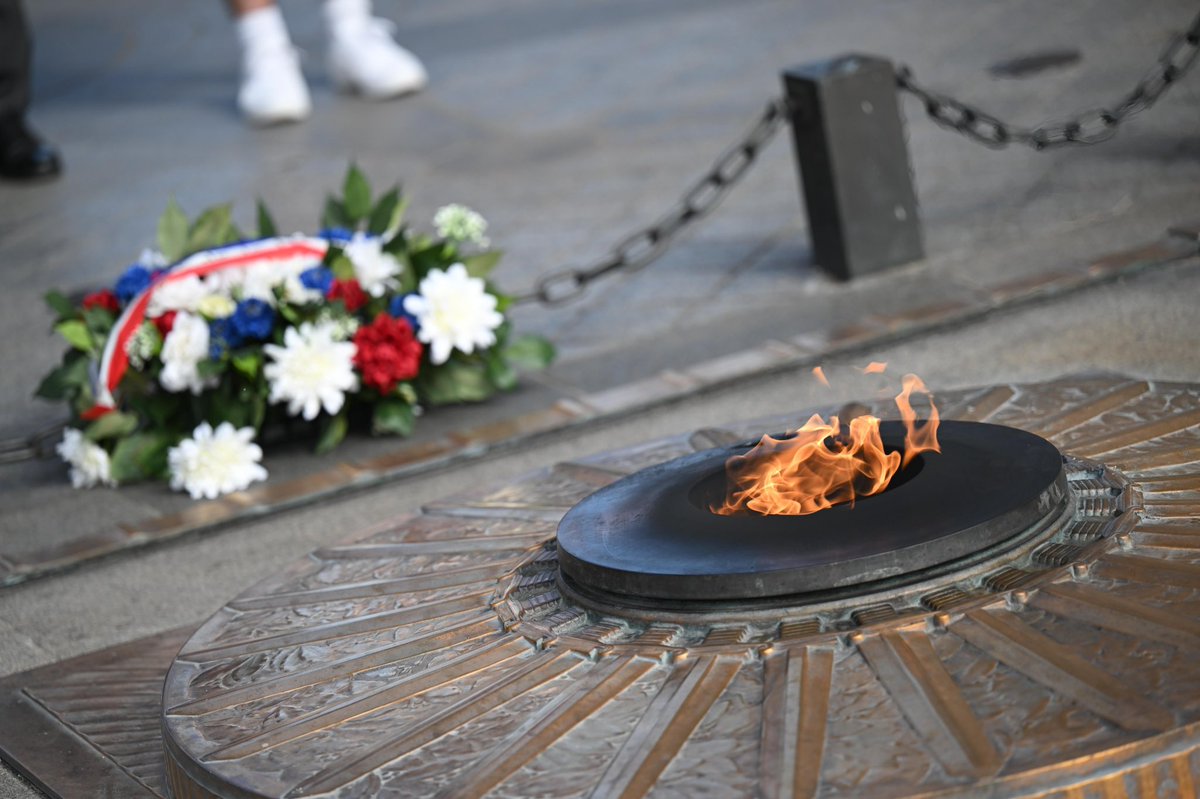 SebLecornu's tweet image. Sous l'Arc de Triomphe, la Flamme de la Nation ne s'éteint jamais.
Allumée par André Maginot le 11 novembre 1923, elle honore le soldat inconnu qui y repose, et à travers lui tous ceux morts pour la France.
Depuis 100 ans, l'association La Flamme sous l'Arc de Triomphe la…