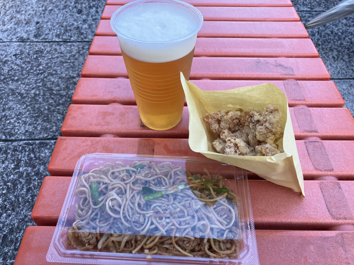 おまつりは屋台。
気になったのはここ、水炊きからあげ。
初めて聞いた、焼きそばとのセットとビールを注文。座るとこ空いてないから立ち飲みかなと思ったらが、買ってすぐに目の前が空いた。
これが待ち人来るか、、、
からあげ普通やったな。
#みたままつり #水炊きからあげ