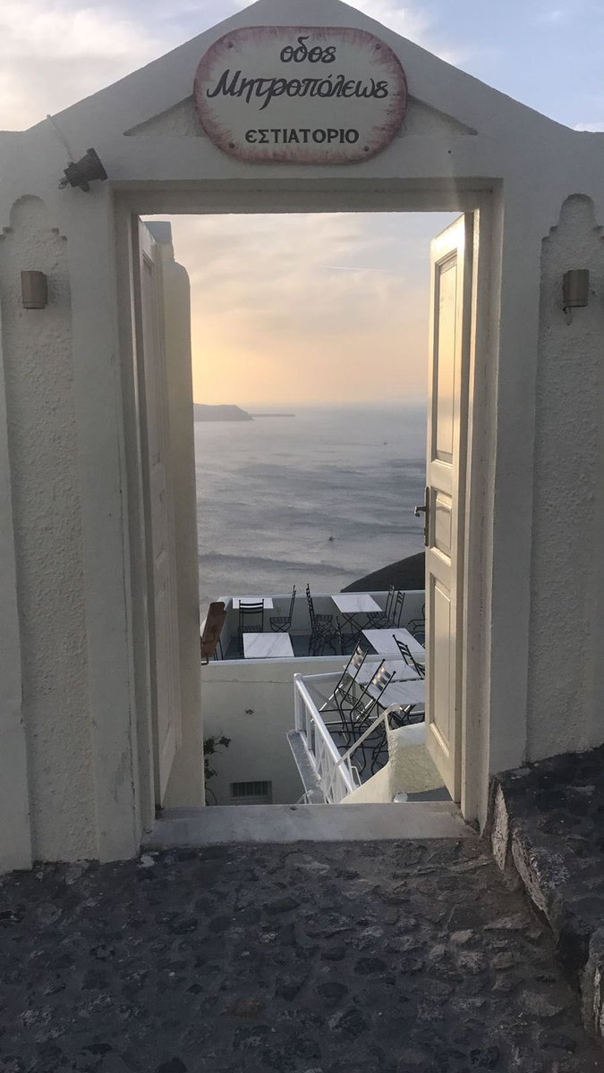 جيت بين الضلوع الخاليه وأعتليت
ضلعٍ يرحب فيك وضلعٍ  يهلي بـك❤️