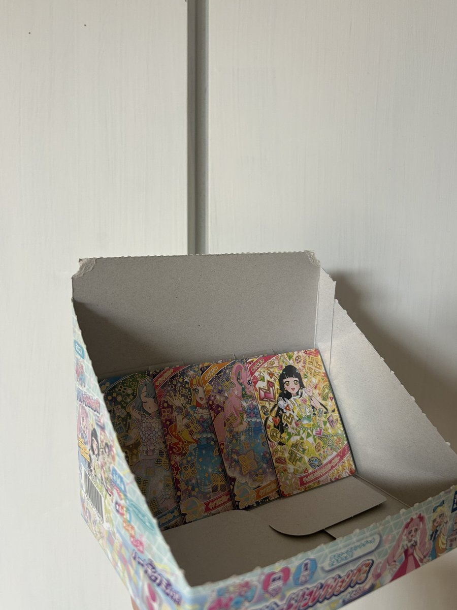 👧🏼の迎え行く前に🧒🏼とスーパーで
アイプリグミ 4買ってきた🎀🫶🏻
帰宅して、3人であけたら👧🏼🧒🏼が
欲しいと言っていたつむぎちゃん
出てくれて1箱に⭐️4が4枚も
入ってた✨️
あとは、みつきちゃんでコンプ！！！
この箱をとっておいてくれた
店員さんありがとうございました🌼