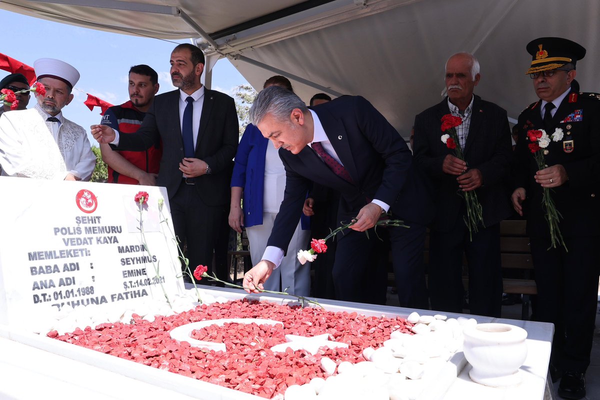 Mardin Valiliği (@mardin_valiligi) on Twitter photo 📌Aziz Şehitlerimizin Kabrine Ziyaret
Valimiz Sayın <a href="/tuncay_akkoyun/">Tuncay Akkoyun</a> ;
♦️70’inci Mekanize Piyade Tugay Komutanı Tuğgeneral Ahmet Yaşar Dener, Mardin Artuklu Üniversitesi Rektörü Prof. Dr. İbrahim Özcoşar, Artuklu Kaymakamı Muhammet Öztabak, Vali Yardımcısı Mehmet Naim Akgül, İl 📌Aziz Şehitlerimizin Kabrine Ziyaret
Valimiz Sayın <a href="/tuncay_akkoyun/">Tuncay Akkoyun</a> ;
♦️70’inci Mekanize Piyade Tugay Komutanı Tuğgeneral Ahmet Yaşar Dener, Mardin Artuklu Üniversitesi Rektörü Prof. Dr. İbrahim Özcoşar, Artuklu Kaymakamı Muhammet Öztabak, Vali Yardımcısı Mehmet Naim Akgül, İl