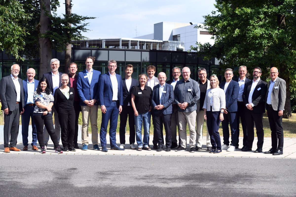 StMWK_Bayern's tweet image. Bei der Sommersitzung des Bayerischen KI-Rats @FraunhoferIIS in #Nürnberg ging es u.a. um #KI & #Bildung, die Jahresplanung 2026 der Bayerischen KI-Agentur und den 2. Bayerischen KI-Kongress, der am 10. und 11. September 2025 im #Amerikahaus #München stattfinden wird.