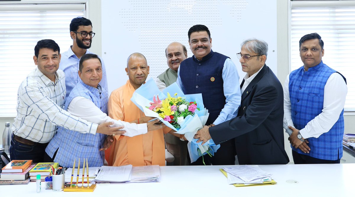 मुख्यमंत्री श्री <a href="/myogiadityanath/">Yogi Adityanath</a> जी महाराज से आज लखनऊ में हैण्डलूम एण्ड हैण्डीक्राफ्ट्स एक्सपोर्ट्स वेलफेयर एसोसिएशन के राष्ट्रीय अध्यक्ष श्री सीपी शर्मा जी ने शिष्टाचार भेंट की। 

इस अवसर पर श्री बलराम जिंदल जी, श्री भारत बढेरा जी, श्री पंकज अग्रवाल जी एवं श्री नमन जैन जी भी