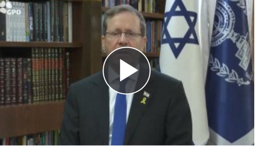 levyguy77's tweet image. צהריים טובים הנשיא,
אני מבין ששוב הגעת ״להזהיר את העם מהקרע, להתריע ממהלכים חד צדדים ולבקש מכולנו אחדות.״
אני כמובן בעד,
רק שהחד צדדיות היא מה שמאפיין דווקא את התנהלותך יותר מהכל!
אתה שם לב מתי אתה נזכר להטיף מוסר ולצאת פומבי?
אתה חושב שהעם מטומטם ולא שם לב?
אחרי שעמית המליך…