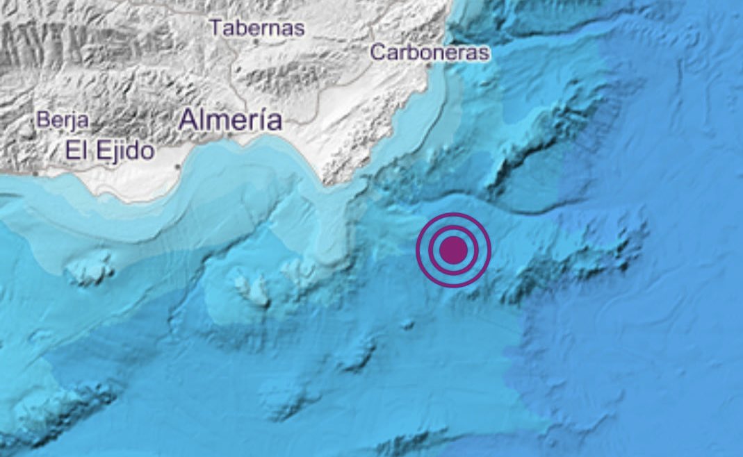 HelenaMaleno's tweet image. Epicentro del terremoto de 5,5 en el mar donde cada día transitan pateras huyendo de Argelia.
Pensando en las 16 personas desaparecidas, entre ellas 1 niña de 16 años, que salieron de Orán el pasado día siete.