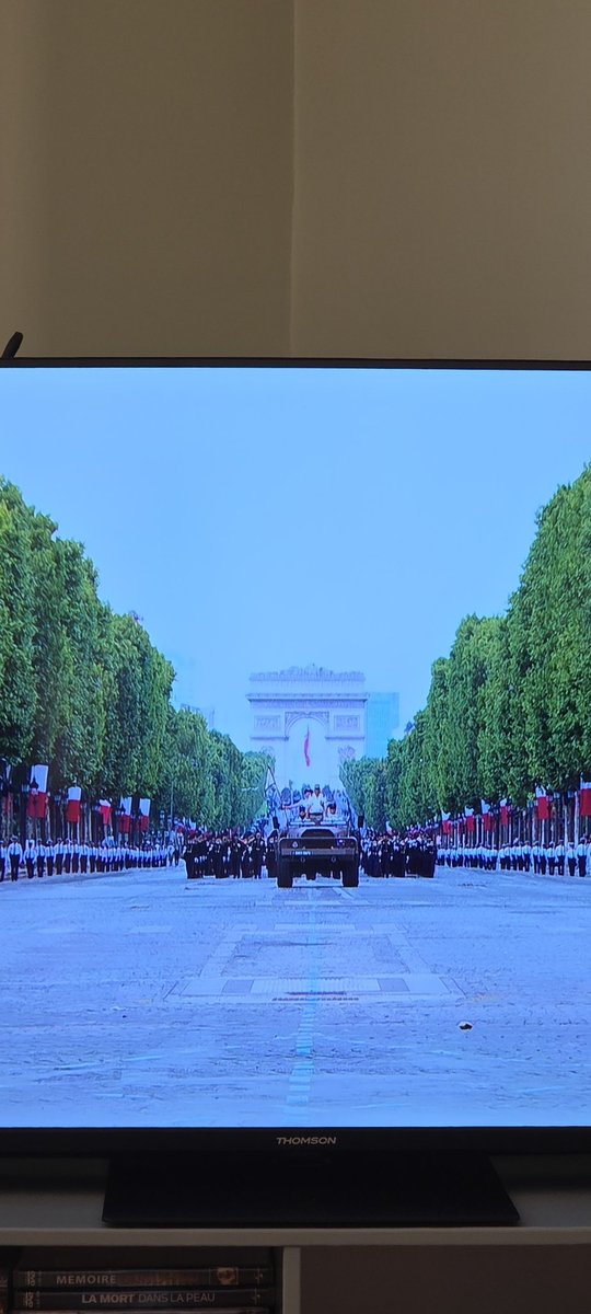 Je ne sais pas vous mais je trouve totalement suranné qu'on continue a organiser, en 2025, un défilé militaire lors de la fête nationale. Le supprimer ferait économiser plus de 4M€. Rapporté aux 40Mds€, C peu mais deja ca et pas dans l'air du temps.
#14JuilletLeDéfilé 
#Macron