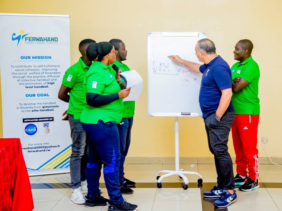 DeConfederation's tweet image. Du 11 au 18 Juillet 2025 se tient à Kigali (Rwanda) un stage des entraineurs pour l'obtention de la Licence C IHF.
Cette formation conduite par le Dr HERMASSI SOUHAIL (Tunisie), expert IHF, assisté de M. BAGIRISHYA ANACLET (Rwanda), Multipliers CAHB regroupe 19 stagiaires.
#CAHB