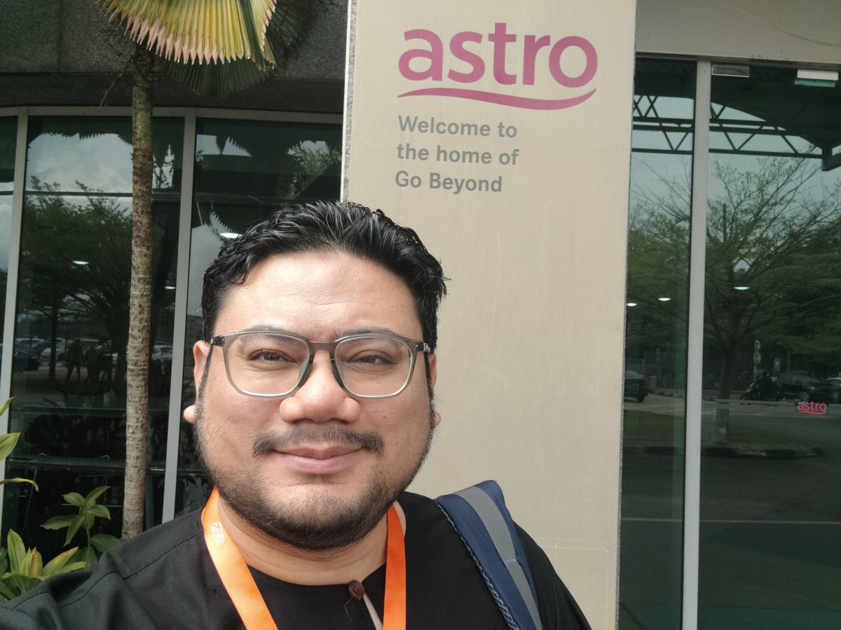 HilalAsyraf's tweet photo. Alhamdulillah, hari ini mesyuarat kedua bersama pihak Astro Shaw, juga mesyuarat kedua bersama pihak WAU Animation.

Kedua-duanya bincang hal yang sama: Adaptasi Nirnama ke animasi.

Jalan ke arah itu nampaknya makin jelas. Doakan agar semuanya terus lancar dan benar menjadi! 🔥 https://t.co/UELIkv27EV